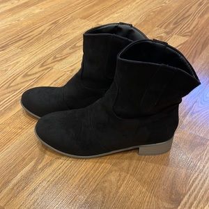 Brand new black boots size 42, 8 1/2. Never worn. Swede like material.